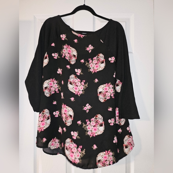Loose fitting, sheer skeleton top by Torrid, Size 1 - Picture 2 of 4